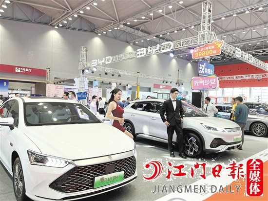 ←“五一”車展期間，各大主流新能源汽車品牌將亮相。圖為往屆“五一”車展現(xiàn)場(chǎng)。