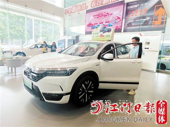 “國(guó)六a”車(chē)型吸引消費(fèi)者目光。