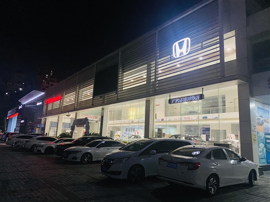 我市多家新車經(jīng)銷商將營(yíng)業(yè)時(shí)間延長(zhǎng)至晚上。