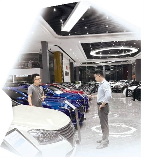 二手車商晚上直播忙。