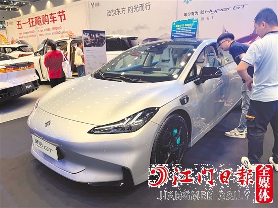 憑借帥氣的外形，轎跑牢牢吸引年輕消費(fèi)者的目光。