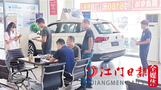 為盡早清理庫(kù)存，不少汽車經(jīng)銷商加大優(yōu)惠力度。