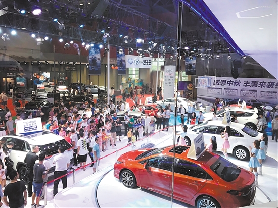 “十一”車展以規(guī)模大、規(guī)格高而著稱。圖為往屆“十一”車展現(xiàn)場。