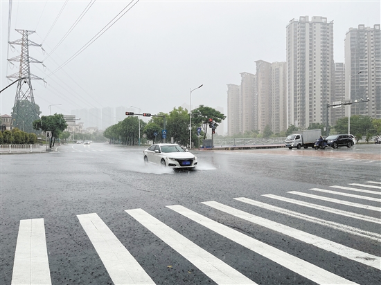 暴雨天行車(chē)時(shí)需注意減速慢行。