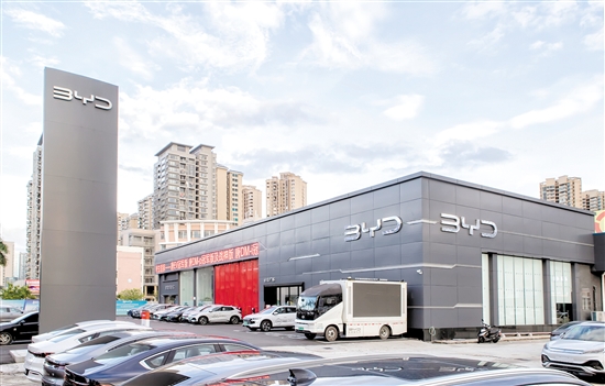 臺山市第一家比亞迪4S店環(huán)境優(yōu)越，將為消費者提供高品質的服務。