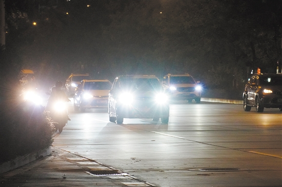 濫用遠(yuǎn)光燈危害大，車(chē)主要養(yǎng)成文明開(kāi)車(chē)的好習(xí)慣。張澤彬攝