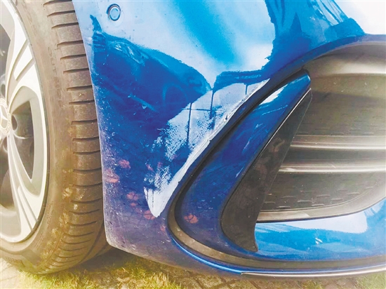 為防止愛車被人剮蹭，停車時(shí)，盡量停放在有管理員或者收費(fèi)的正規(guī)停車場(chǎng)。