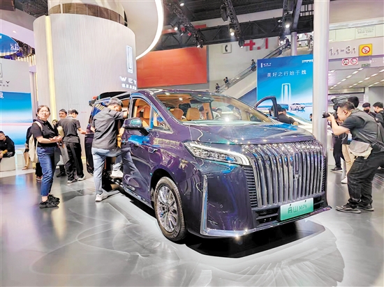 車展現(xiàn)場，亮相的新能源MPV非常多。