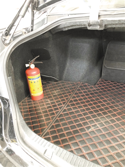 車內(nèi)要配備有效滅火器，并注意檢查是否超過(guò)使用年限。