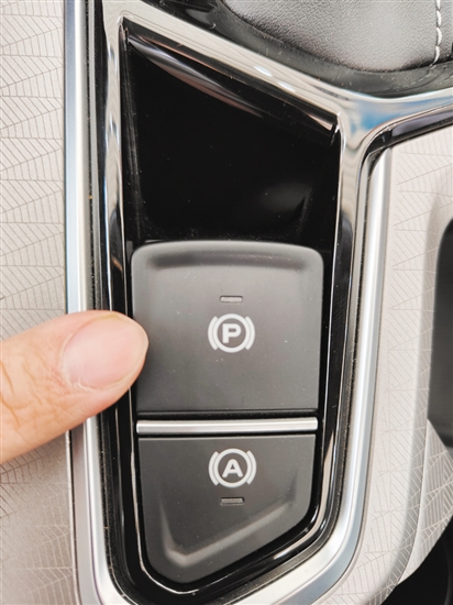 車主在停車時應(yīng)注意拉好手剎或啟動電子手剎。