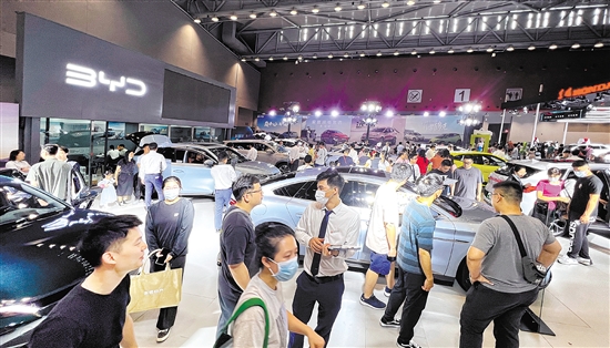 憑著主推新能源汽車，自主品牌吸引眾多市民目光。