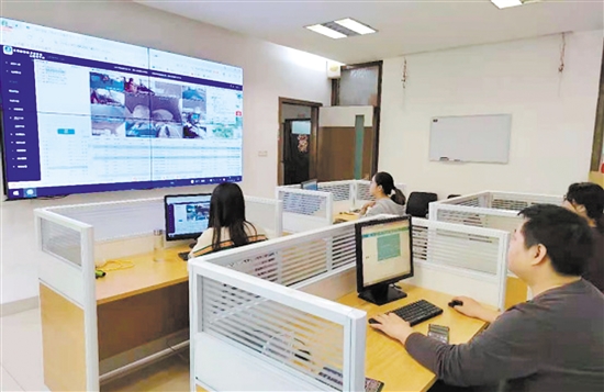 該公司監(jiān)控室24小時有工作人員不間斷監(jiān)控。