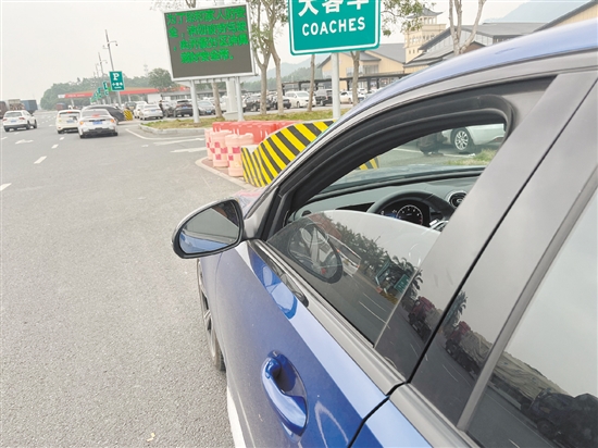 在天氣不太熱也不太冷、汽車處于中低速行駛的情況下，打開窗是較好的選擇。