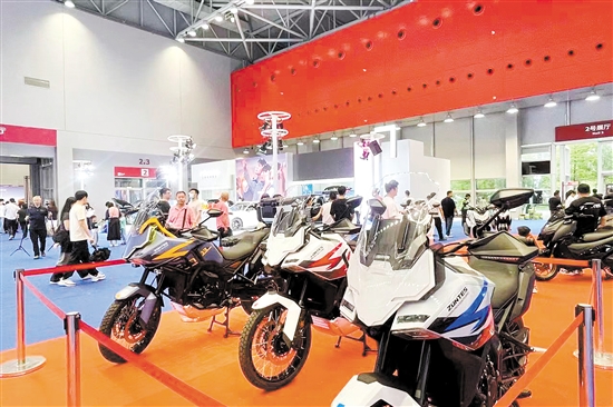 帥氣摩托車很吸睛。