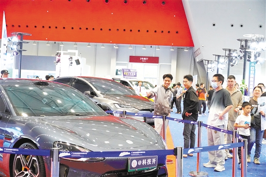 眾多新車現(xiàn)場(chǎng)亮相。