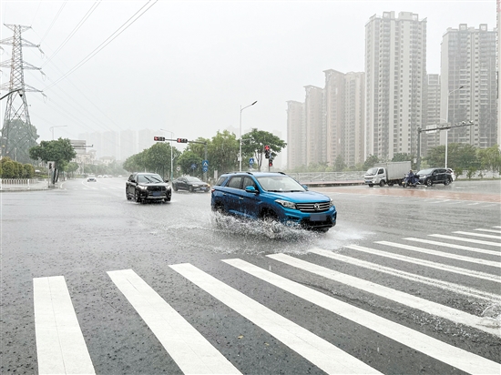 雨天行車，雨水會阻礙駕駛?cè)说囊暰€，要注意減速慢行。