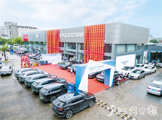 該中心集汽車銷售、售后維修、保養(yǎng)、二手車置換、店內(nèi)上牌于一體，方便消費者看車買車。