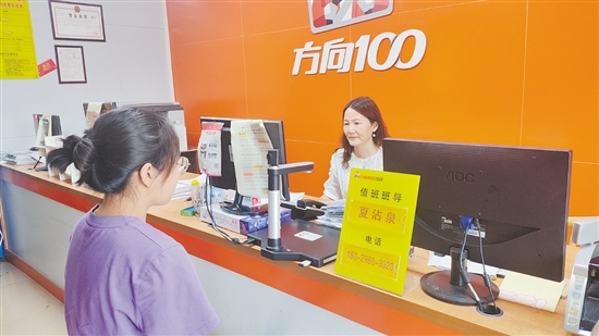 高考結束后，很多考生前往駕校報考駕照。