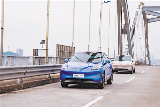 整個(gè)試駕過程，2024款昊鉑HT都沿著預(yù)設(shè)路線通過城市NDA智駕領(lǐng)航輔助自主駕駛。