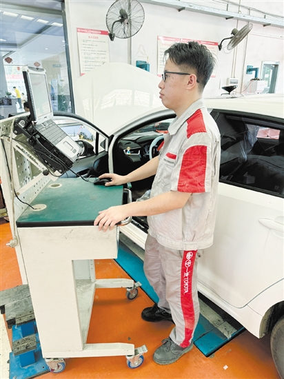 4S店工作人員在處理召回汽車事宜。