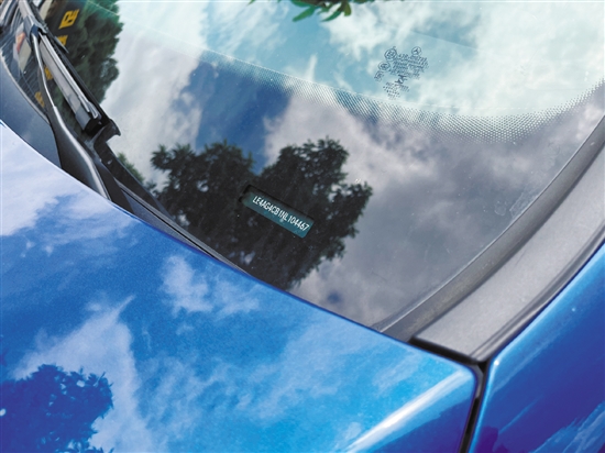 車架號(hào)可在汽車前擋風(fēng)玻璃左下角等地方找到。