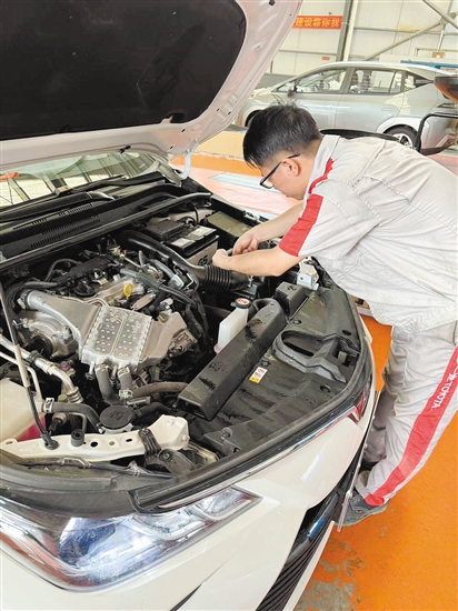 建議駕駛?cè)顺鲂星埃屑?xì)檢查車輛情況。