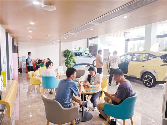 消費(fèi)者在購(gòu)車簽訂合同時(shí)要多留心。