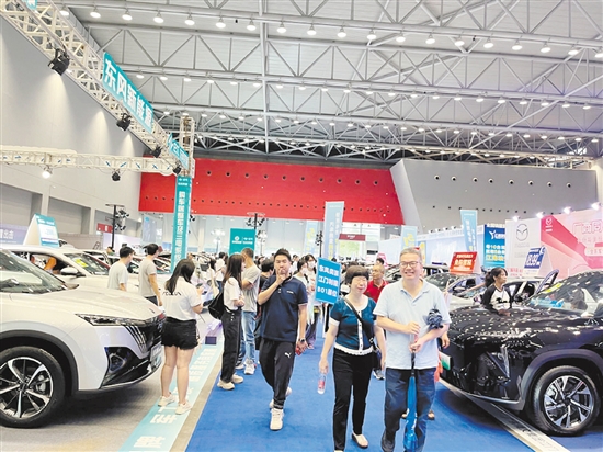 本報車展一直吸引眾多市民的目光。