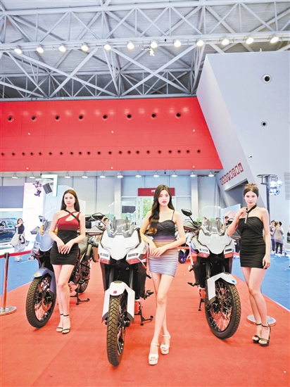 回顧本報往屆車展，不乏美女模特身影。