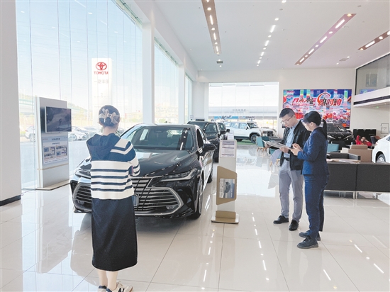 江門不少汽車經(jīng)銷商積極開展降價(jià)促銷活動(dòng)，吸引消費(fèi)者購(gòu)車。