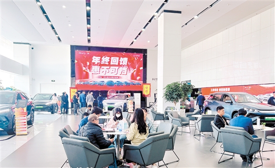 進入12月以來，不少汽車經(jīng)銷商陸續(xù)迎來買車過年的客戶。