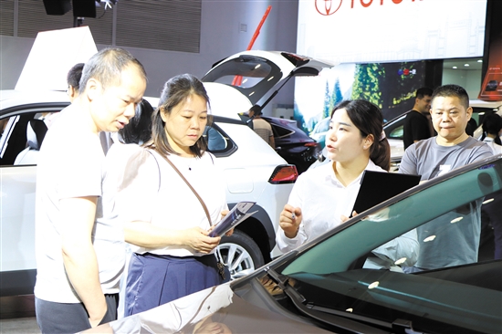 本報舉辦的大型車展吸引了許多消費者。