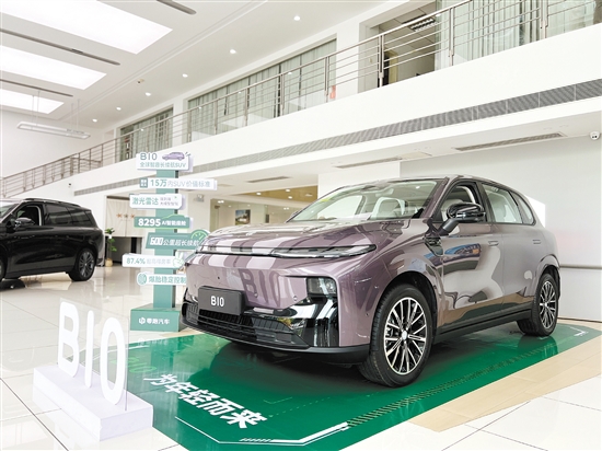 零跑B10外觀時(shí)尚運(yùn)動(dòng)。