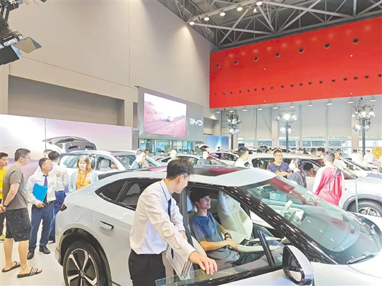 市民體驗車展的新款車型。