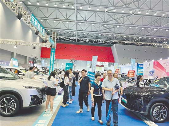 往屆車展現(xiàn)場都十分熱鬧。