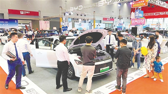 本報往屆車展設(shè)置的新能源汽車展區(qū)受消費者歡迎。