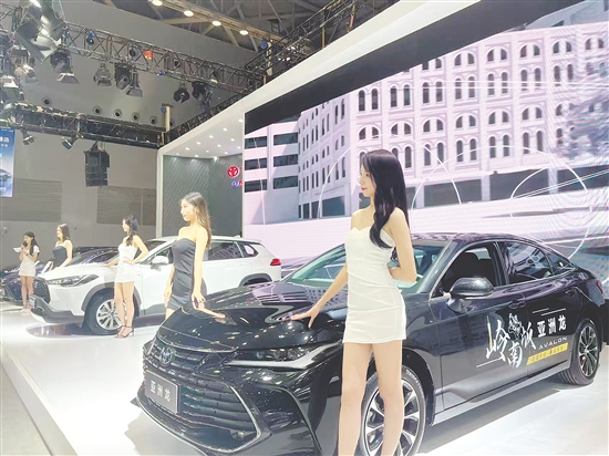 車展自然少不了靚麗車模。