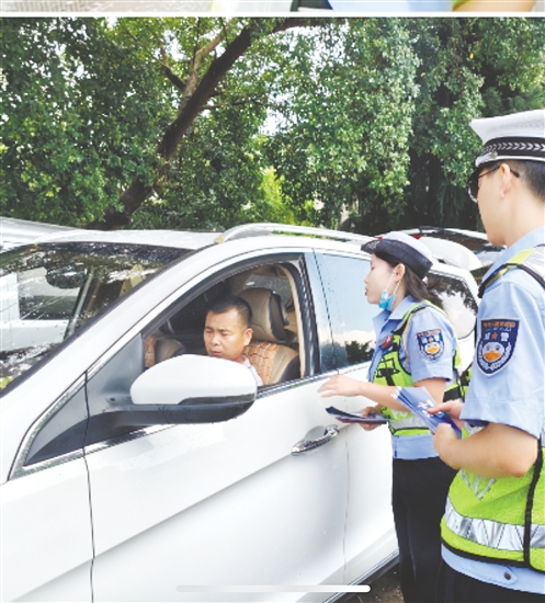 江門(mén)交警在農(nóng)村開(kāi)展針對(duì)性交通安全宣傳活動(dòng)。