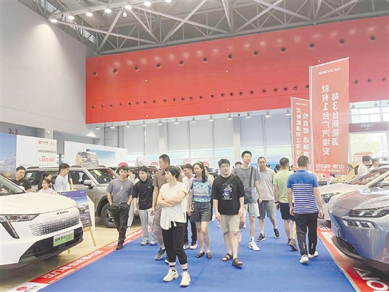 本報舉辦的大型車展歷來吸引許多市民的目光。