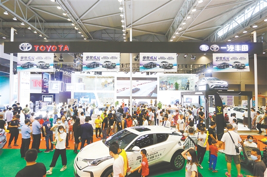 回顧往年本報(bào)舉辦的車(chē)展，高規(guī)格的展具吸引許多市民的目光。