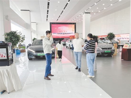 消費(fèi)者討論如何選購(gòu)新能源汽車。