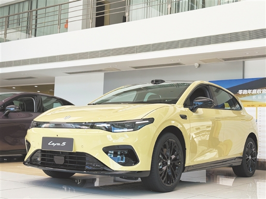 零跑Lafa5外觀帥氣。